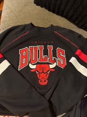 Chicago Bulls Women’s Black & Red Crewneck Sweatshirt